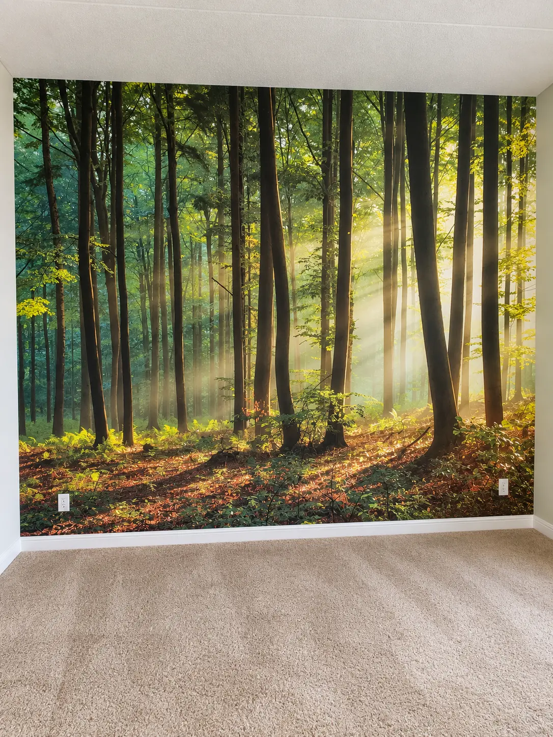 Wand met aangebrachte bosbehang in een strak interieur